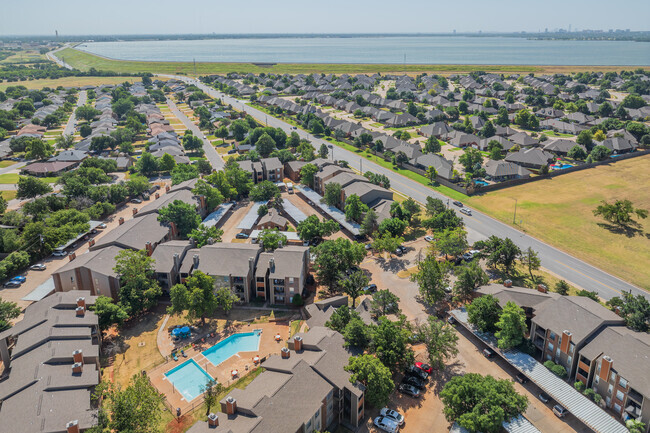 Bluff Creek Apartments está ubicado junto al lago Hefner - Bluff Creek