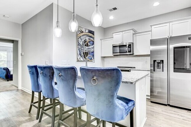 Building Photo - Starting 6/9/25 - 6 Month Lease Option/ Fu...