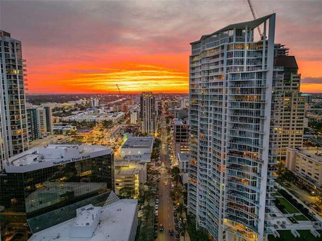 Primary Photo - Fully Furnished Luxury High-Rise Condo in ...