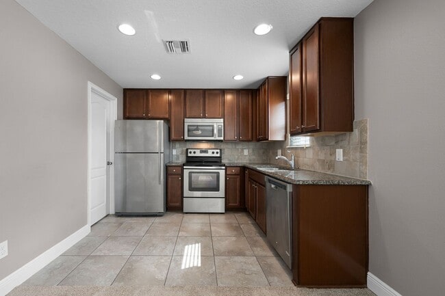 Building Photo - 8623 Via Trieste Dr
