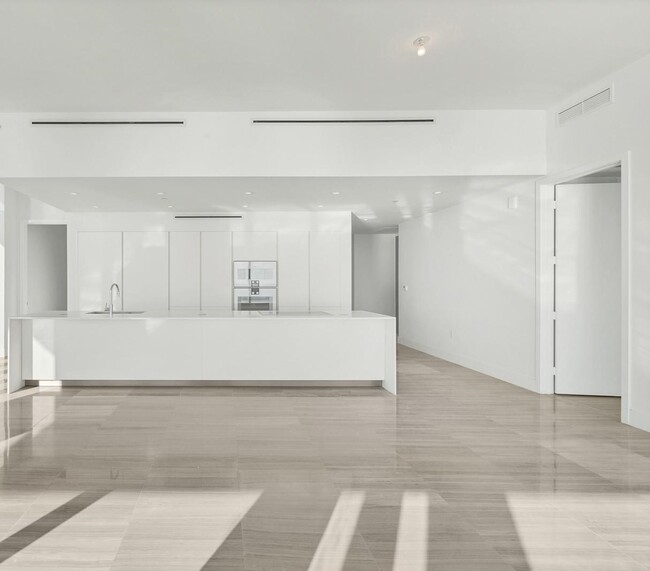 Building Photo - 6901 Collins Ave