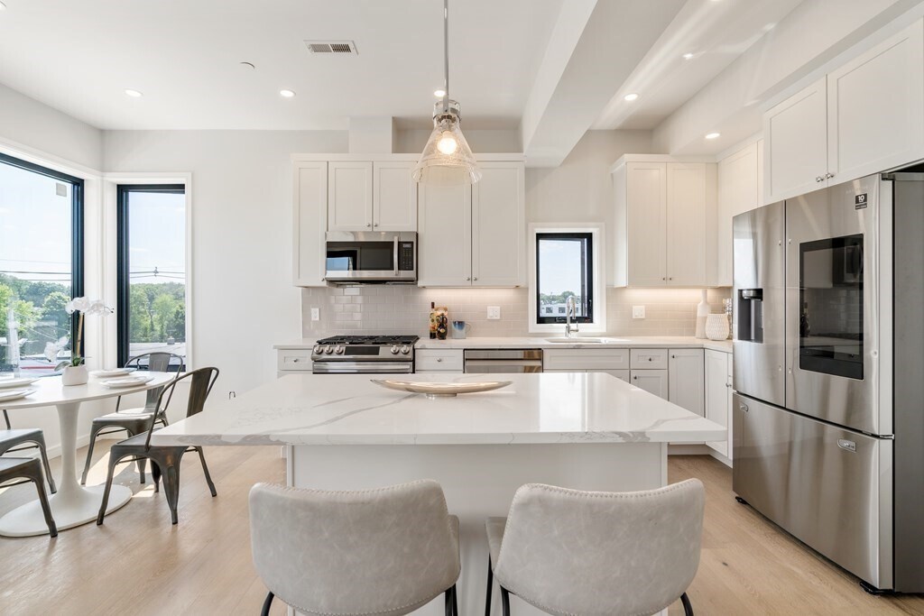 405 Pleasant St Unit 5, Watertown, MA 02472 Room for Rent in