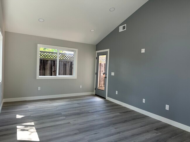 Building Photo - 810 Lois Ave