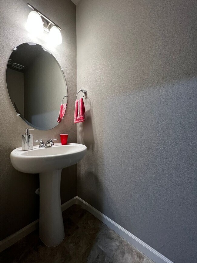 Foto del edificio - 4 Bed 3 Bath Available August 1st in Windsor!!!