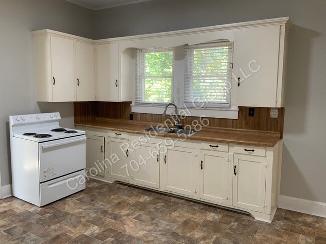 Building Photo - 607 Forest Ave