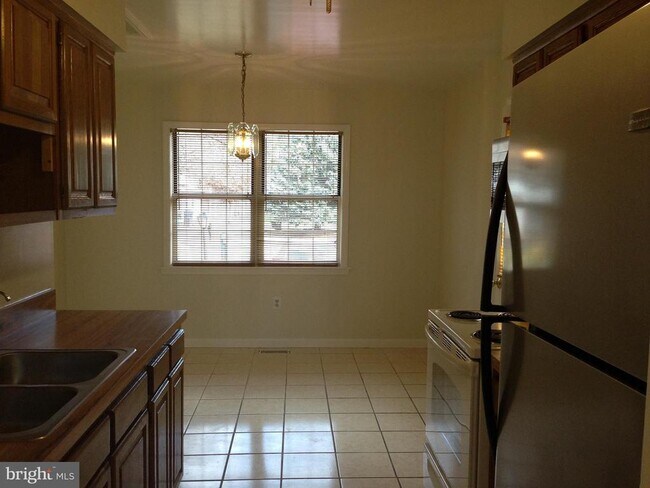 Building Photo - 5001 Tarpon Ln