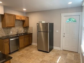 Building Photo - 142-144-144 W Norwich Ave