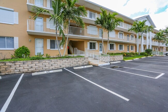 Foto del edificio - **ANNUAL OR SEASONAL RENTAL**