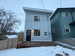 Building Photo - 216 E 7th St