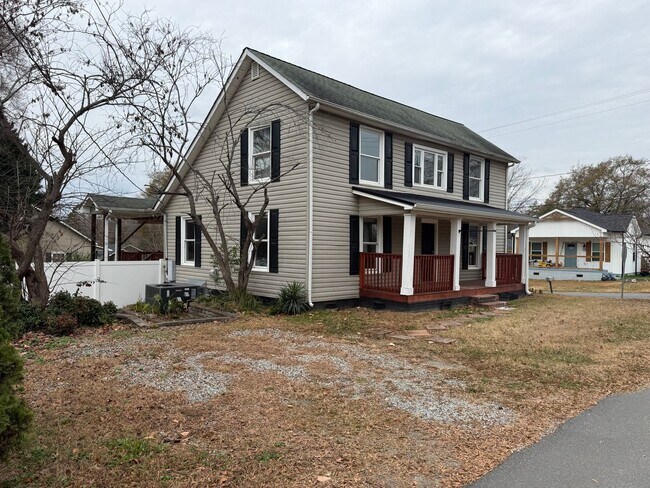 Foto del edificio - Charming Historic 3 Bedroom Home in the Heart of Stanley NC