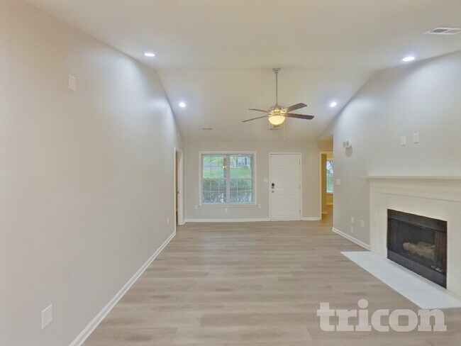 Building Photo - 140 Diamond Dr