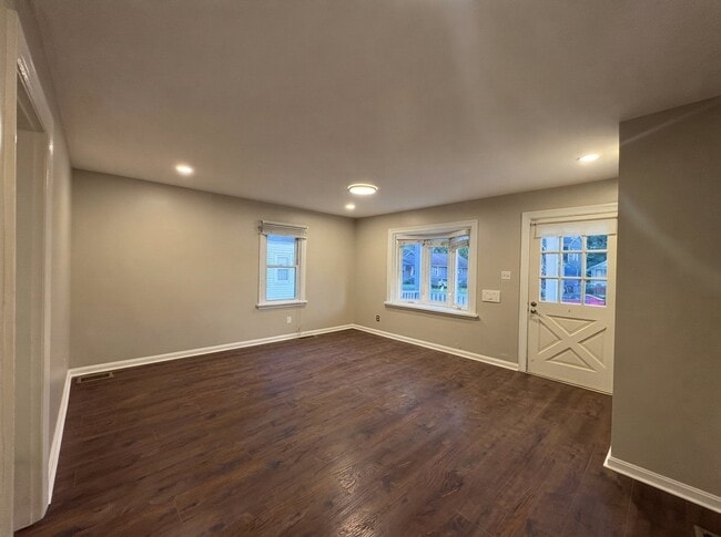 Building Photo - 4828 Laurel Ave