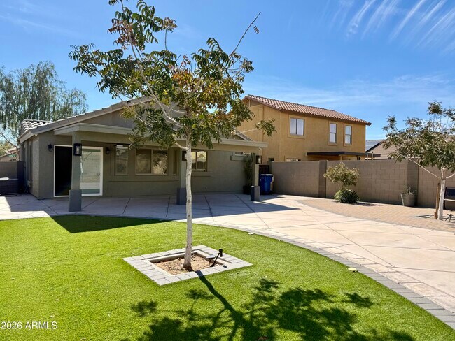 Foto del edificio - 23644 W Pkwy Dr