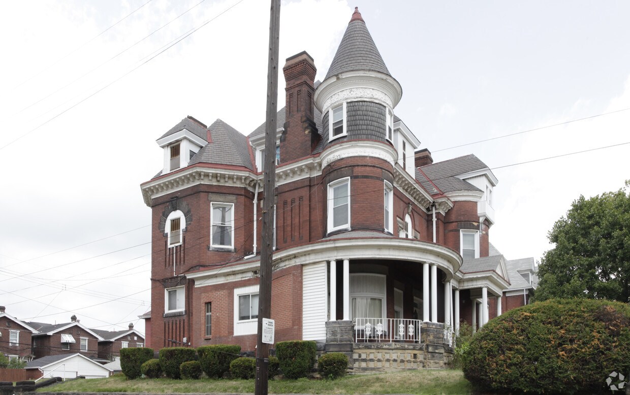 Building Photo - 374 S Pacific Ave