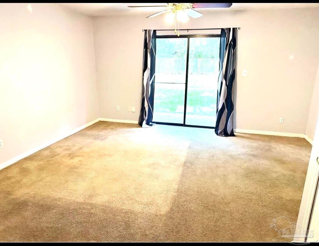 Foto principal - 8136 Stonebrook Dr