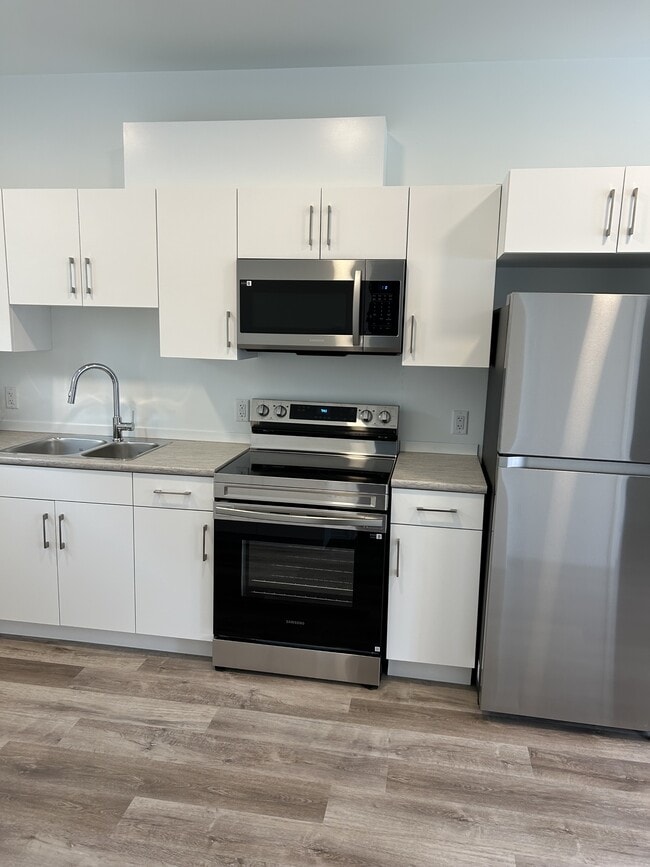 Photo du bâtiment - 12037-12059 59 St NW