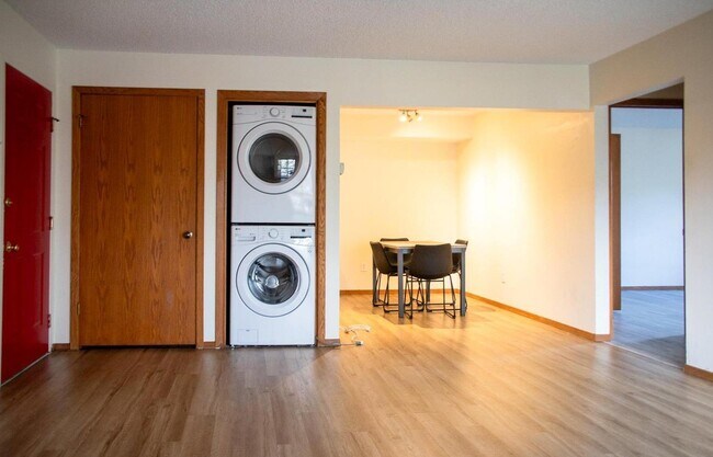 Building Photo - Lease pending. Updated 2 Bed, 2 Bath Large...
