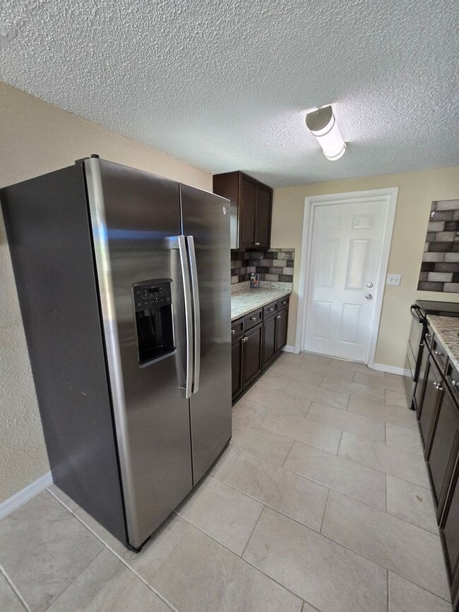 Building Photo - 2 BEDROOM 1 BATH NEAR USF