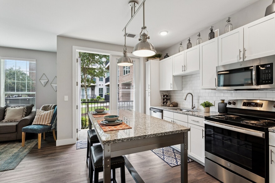 Delaneaux - 1325 Annunciation St New Orleans, LA 70130