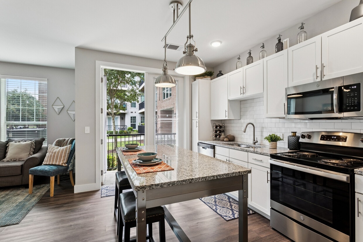Delaneaux - 1325 Annunciation St New Orleans, LA 70130