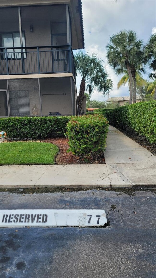 Foto del edificio - 330 Racquet Club Rd