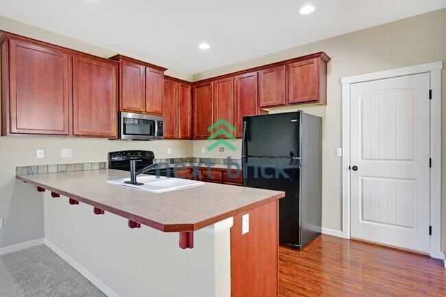 Foto del edificio - "Charming 3-Bed Oasis with 2.5 Baths in Prime Renton Location - Spacious layout!"