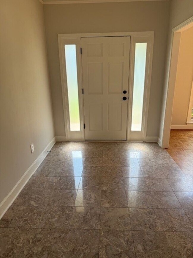 Building Photo - Beautiful 4 Bed 2.5 Bath Available Now!