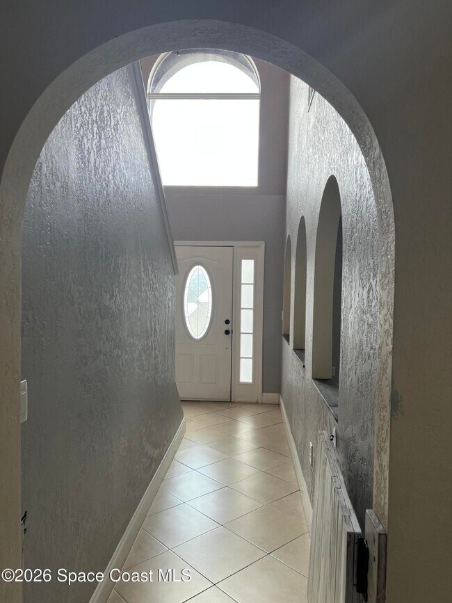 Building Photo - 1721 Las Palmos Dr