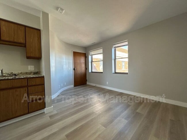 Building Photo - 208 E 5th St