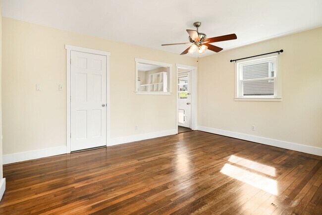Foto del edificio - Sunny 2-Bedroom Home in Roosevelt Park | Fenced Yard + Basement