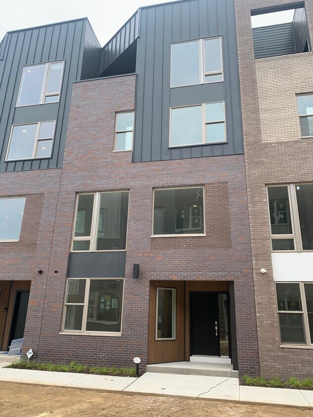 Primary Photo - 3208 Birchview Walk