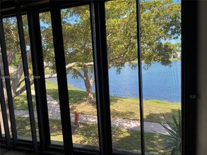 Building Photo - 201 Lake Pointe Dr