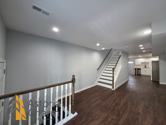Foto del edificio - Renovated 2 Bedroom + Den, 3 Bath Home with Ensuites, Finished Basement and Stainless Appliances