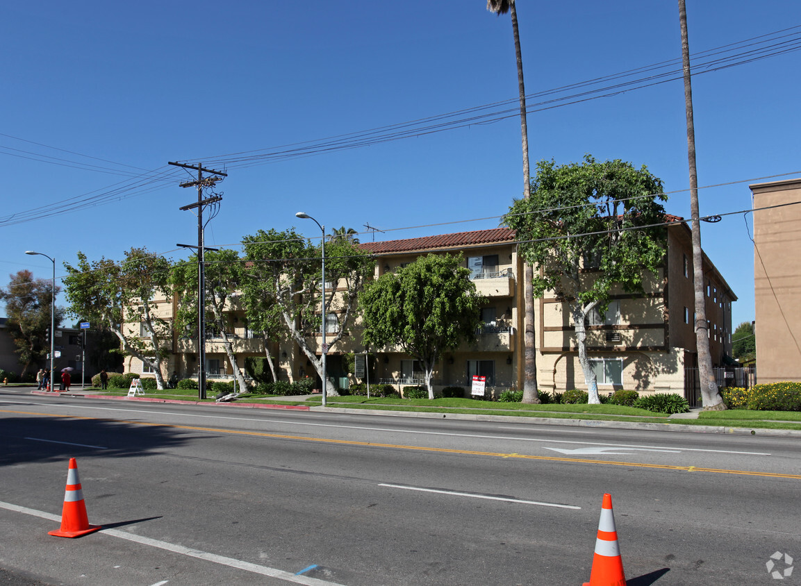 Building Photo - Royal Garden Apartments