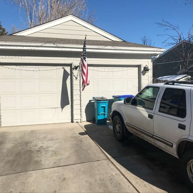 Building Photo - 942 Wakerobin Ln