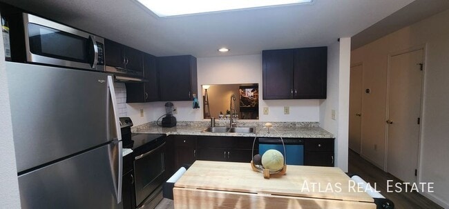 Building Photo - COMING SOON - MOVE IN 7/1! 2 Bedroom Townh...