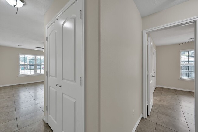 Building Photo - 170 S Bend Ct