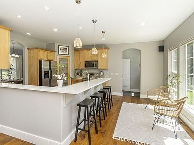 Foto del edificio - This light filled & charming home in a convenient location!