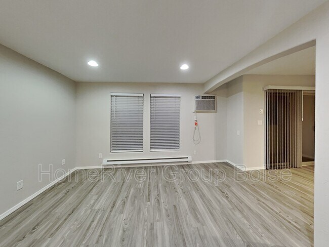 Building Photo - 2607 N Lancaster Dr