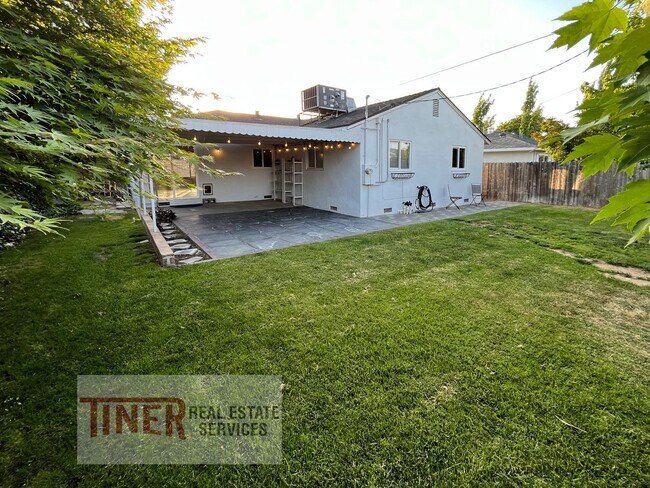 Building Photo - Beautiful Colonial Village Home