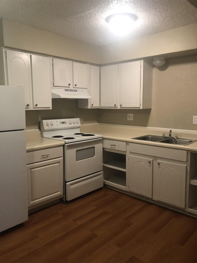 Building Photo - 1120 N Tela Dr