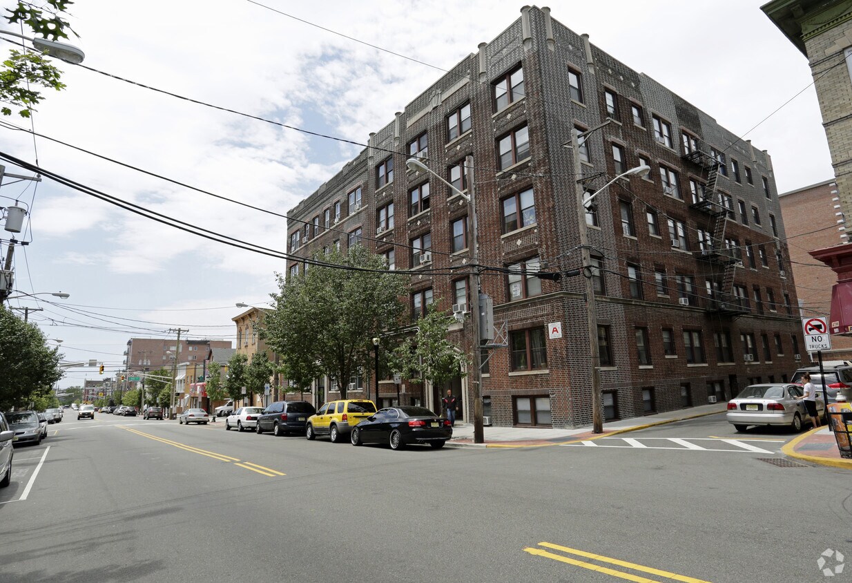 Building Photo - 805 New York Ave