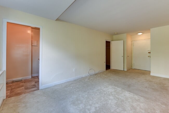 Building Photo - Charming & Spacious Studio at River Place ...
