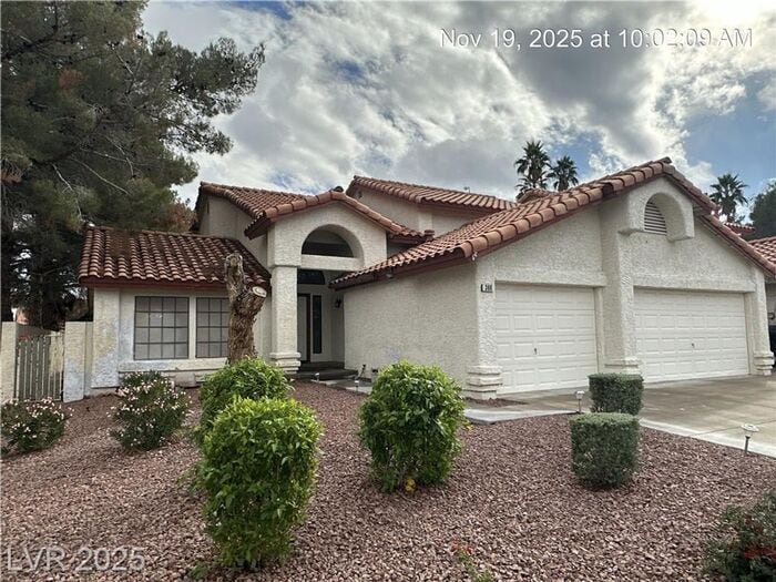 Foto principal - Spacious Family Home with Pool, Downstairs Bedroom & Oversized Primary Retreat!