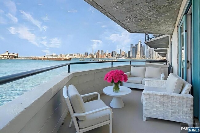 Foto del edificio - 600 Harbor Blvd