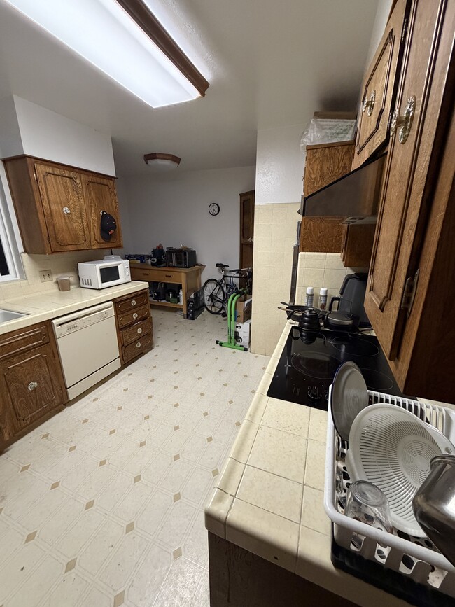 Building Photo - 182 Cayuga Ave