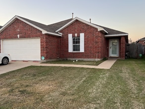 Building Photo - 911 Simi Dr