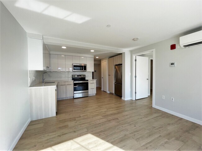 Building Photo - 10 Soden St