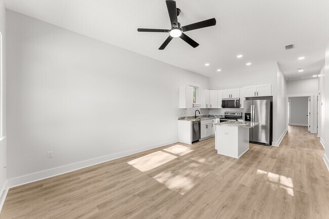 Building Photo - Water Oak