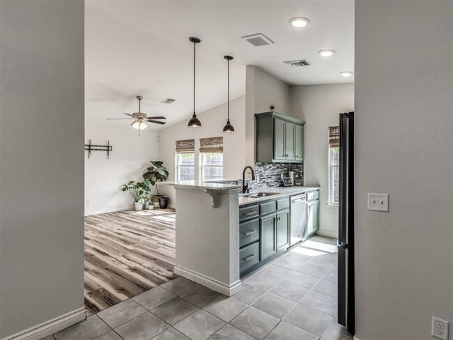 Foto del edificio - 15120 Nightshade Dr